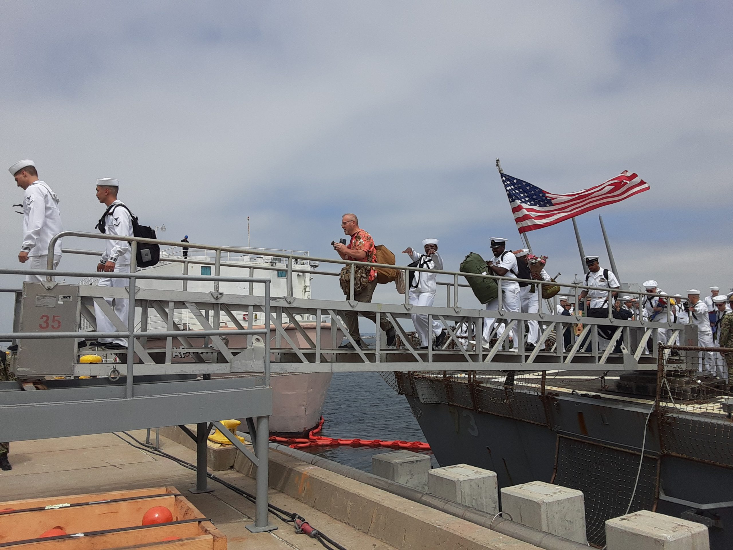 Welcome Home – USS DECATUR (DDG 73) (9)